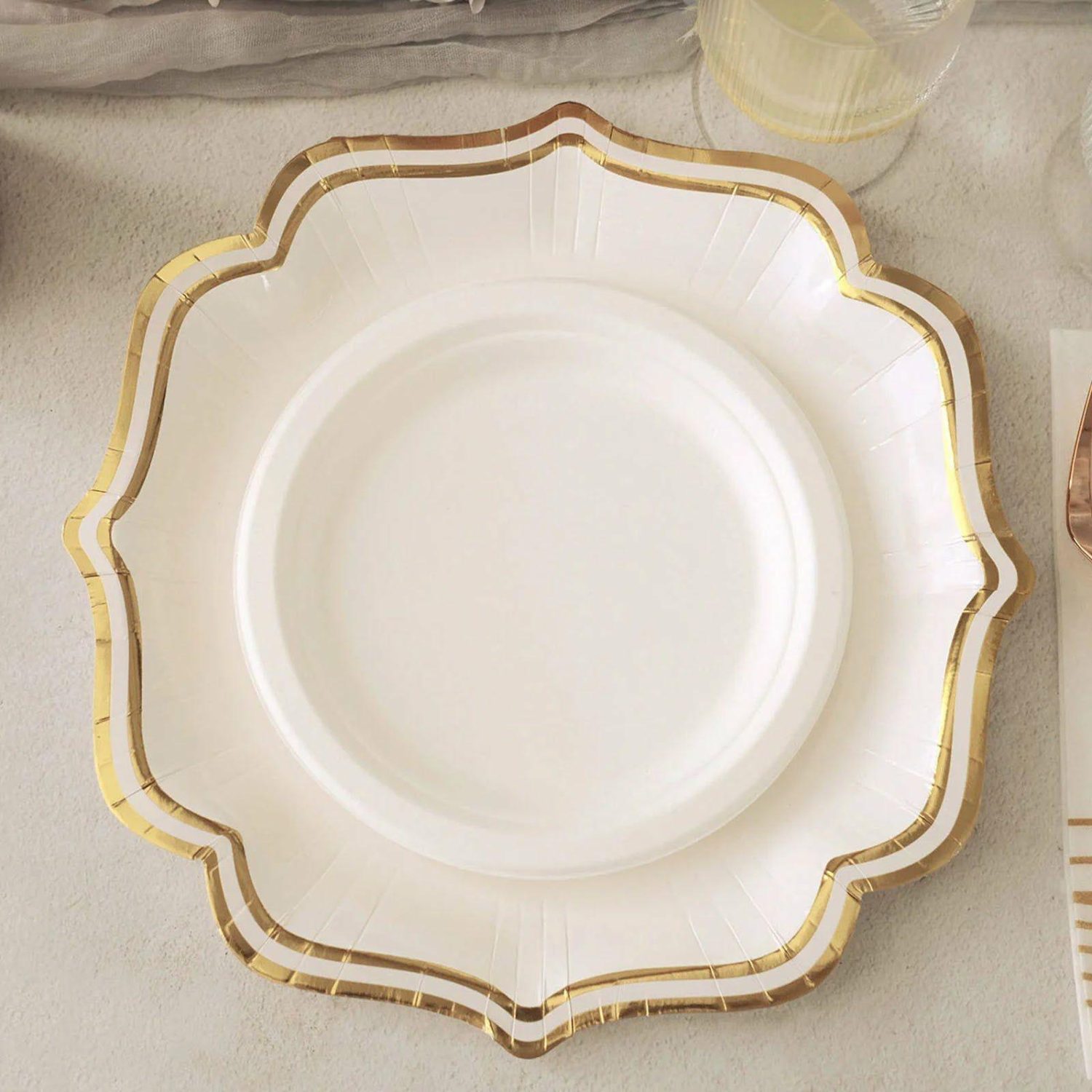 Paper Dinner Plates | 25 Pack White/Gold Scallop Rim Dinner Party Paper Plates, Disposable Plates 300 GSM 10″ Disposable Tableware Gold