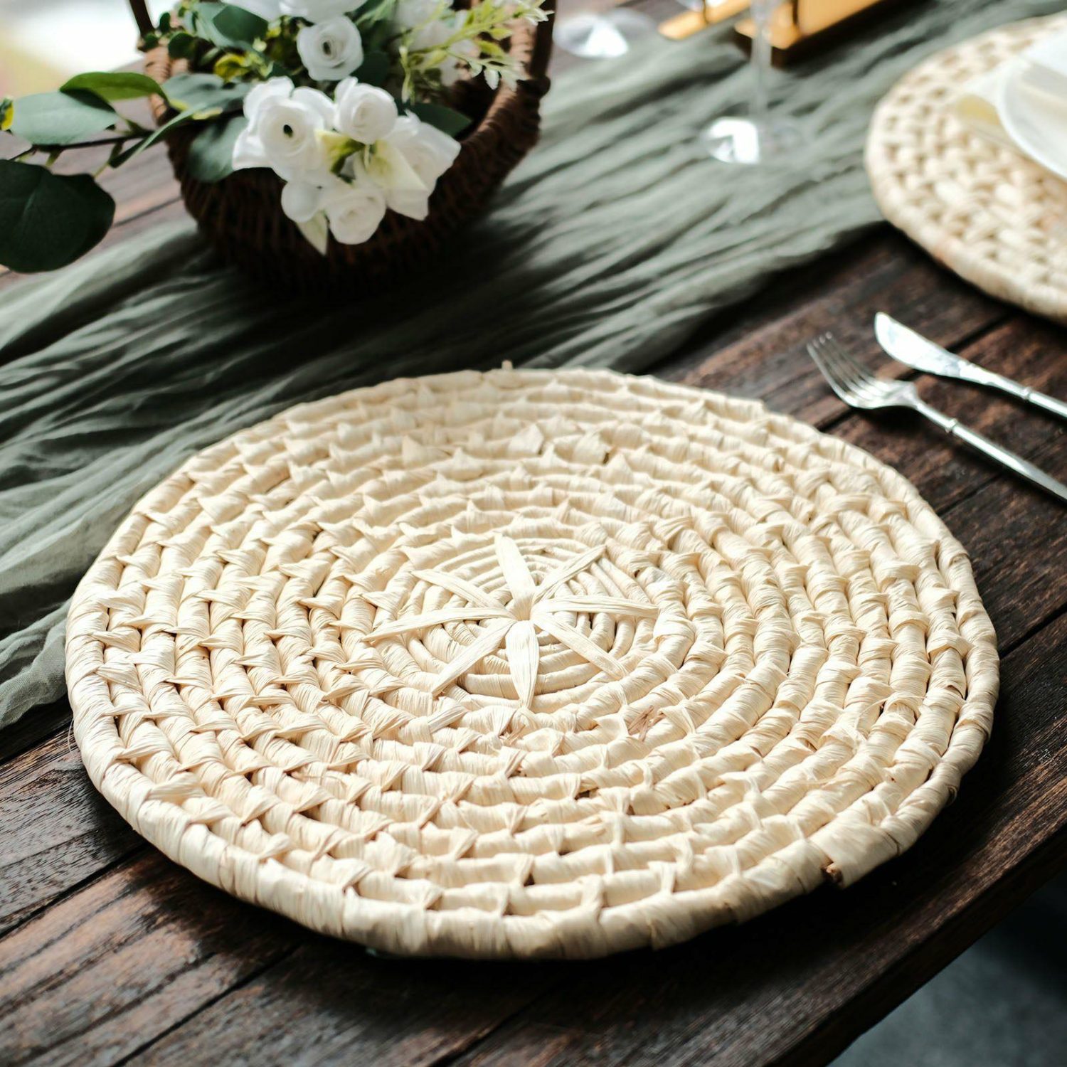 Placemats | 4 Pack Natural Corn Husk Round Woven Placemats, Braided Rustic Rattan Tablemats 15″ Chargers Placemats